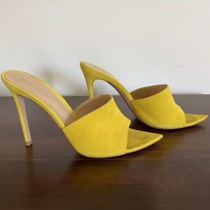 Gianvito Rossi Pointed Toe 105 Heels Yellow Suede